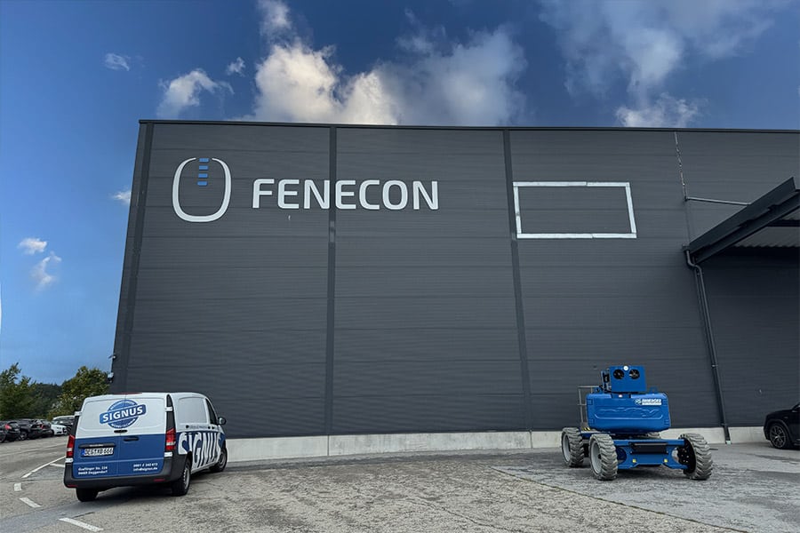 Fertige Fassade mit dem Kundenlogo aus Fräsformen
