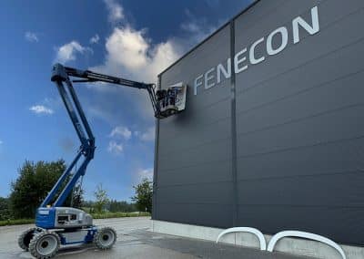 Hebebühne und Schablone helfen bei der Montage der Fräsformen