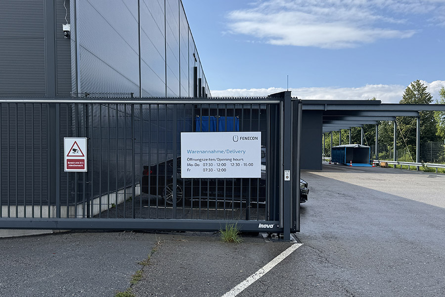 Hinweisschild Fenecon an Tor