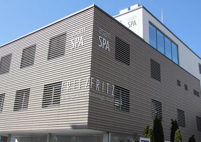 Fräsbuchstaben an der Fassade