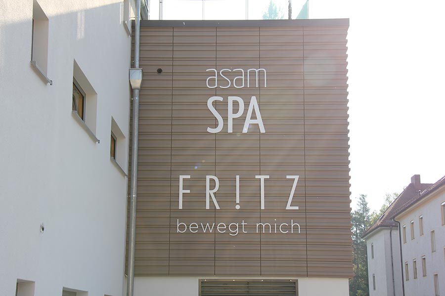 Fräsbuchstaben an der Hotelfassade in Straubing