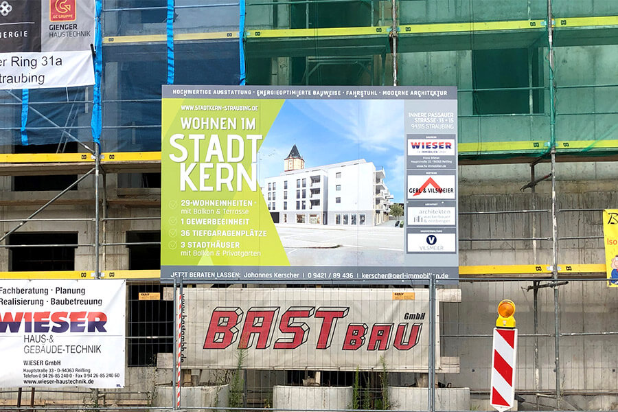 Baustellenschild an Baustelle in Straubing