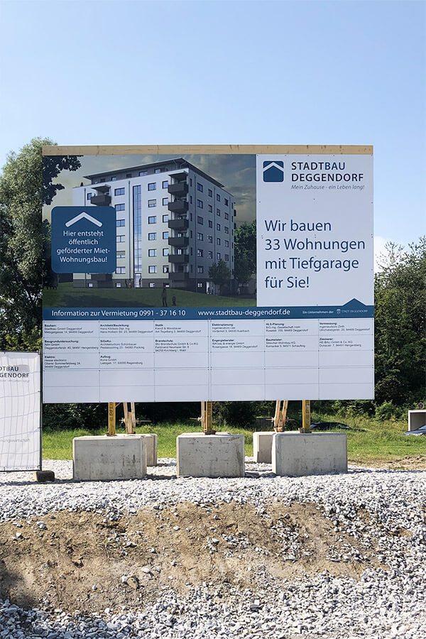 Große Bautafel der Stadt Deggendorf