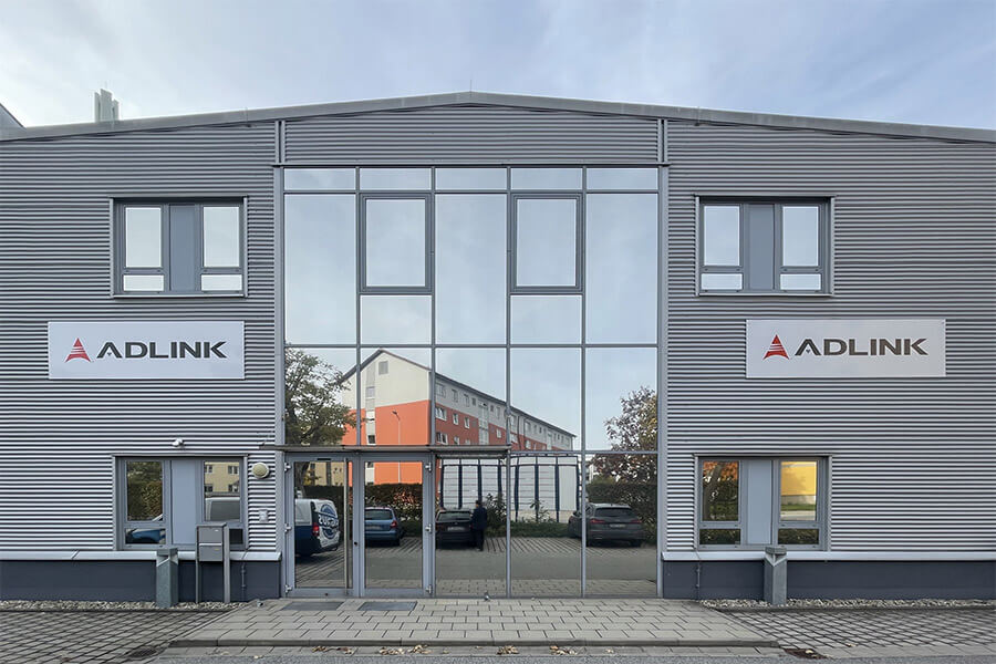Firmenschilder aus Alu-Dibond mit Digitaldruck beklebt, an Fassade geklebt