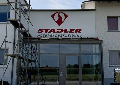 Fräsbuchstaben, Fräsform an Fassade montiert