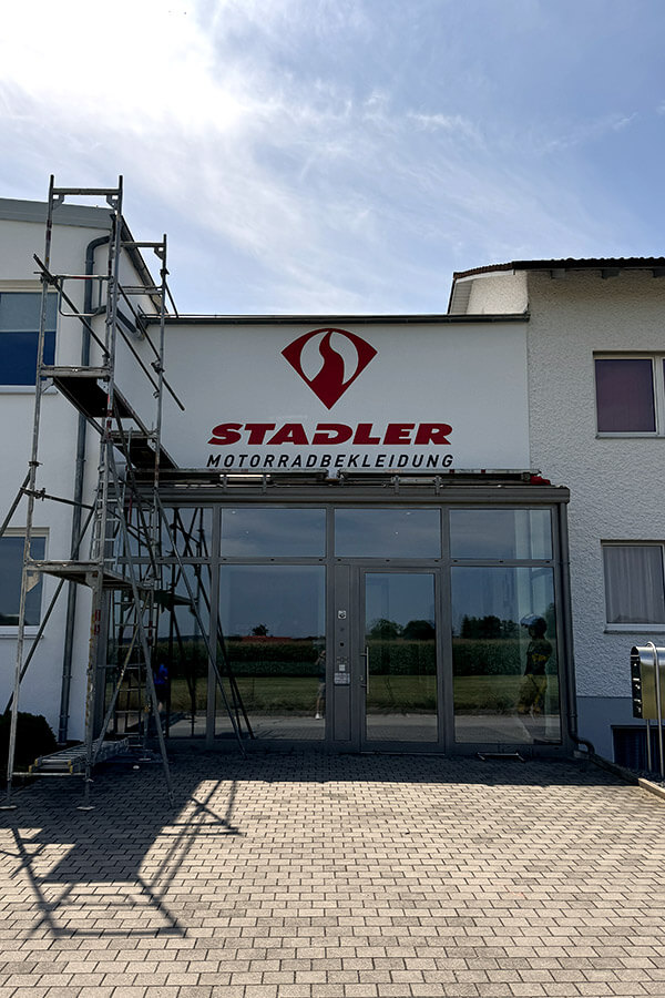 Fräsbuchstaben, Fräsform an Fassade montiert