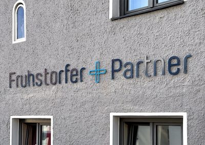 Fräsbuchstaben lackiert