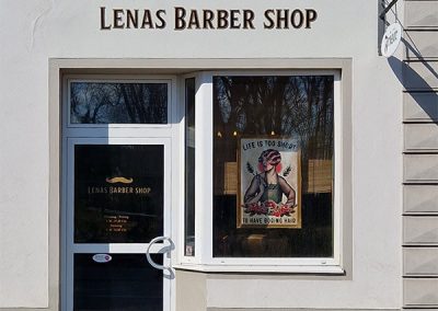 Fräsbuchstaben, Folienplott auf der Scheibe und Schild für Frisörsalon in Straubing