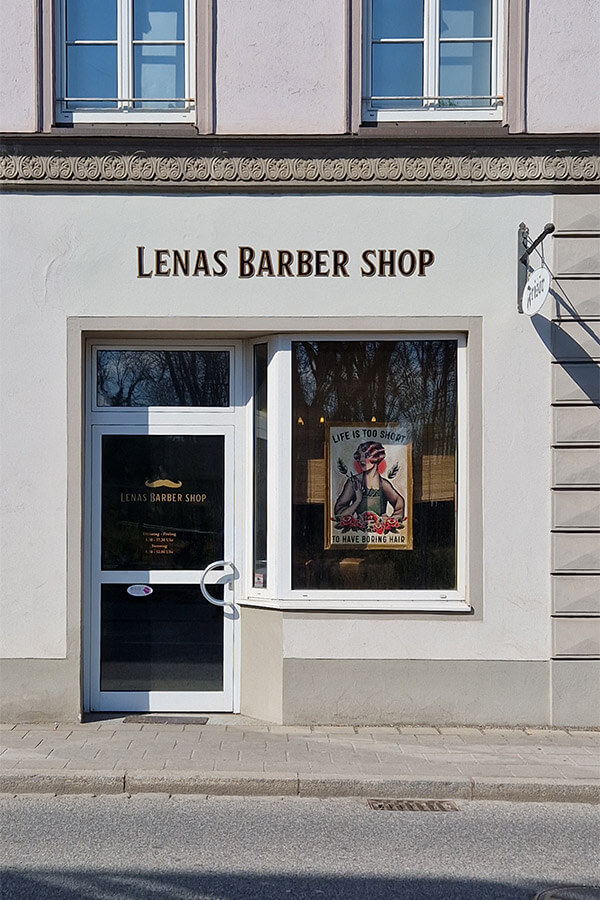 Fräsbuchstaben, Folienplott auf der Scheibe und Schild für Frisörsalon in Straubing