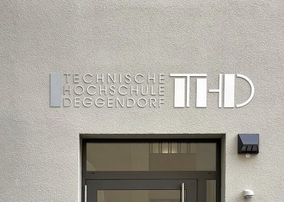 Fräsbuchstaben aus Metall für die technische Hochschule Deggendorf