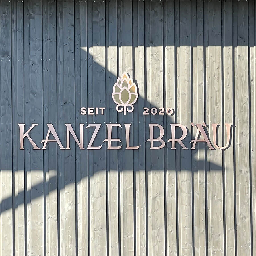 Außenwerbung mit Fräsbuchstaben, eloxiert