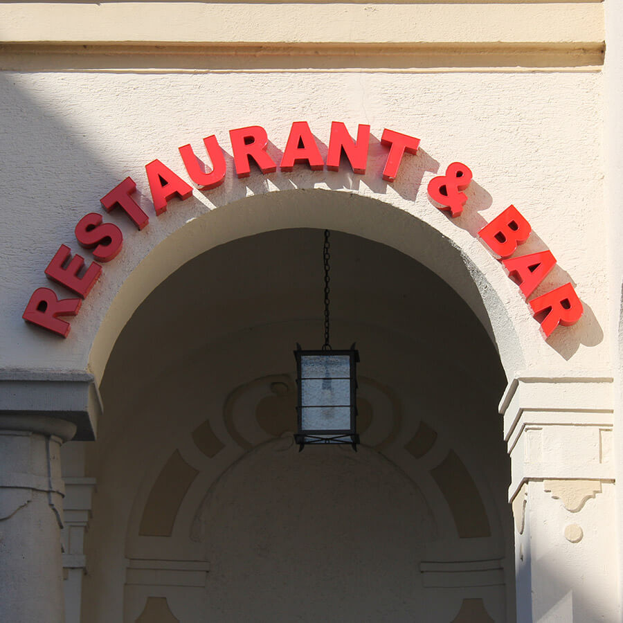 Leuchtbuchstaben an einer Hotelfassade in Straubing