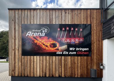 Fassadenschild am Eisstadion in Deggendorf