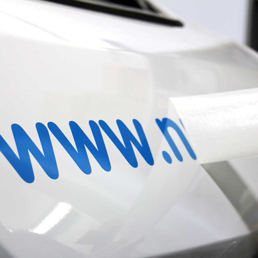 Folienplott bei Fahrzeugbeschriftung in der Werkstatt von SIGNUS Werbetechnik in Deggendorf