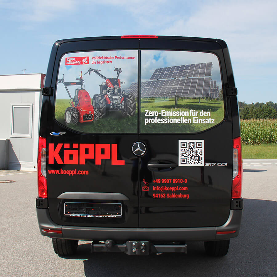 Fahrzeugheck mit Digitaldruck Beschriftung und Folienplott