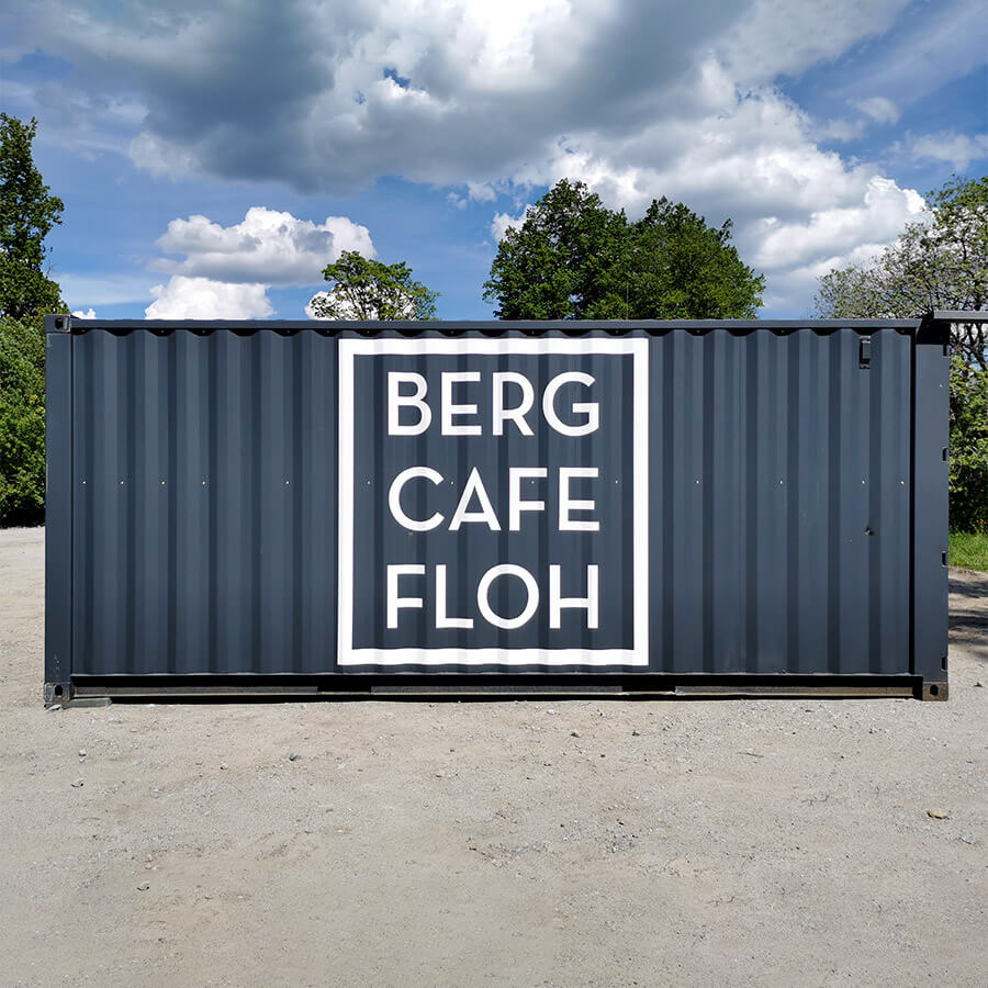 Folienbeschriftung auf einem Container im Bayerischen Wald