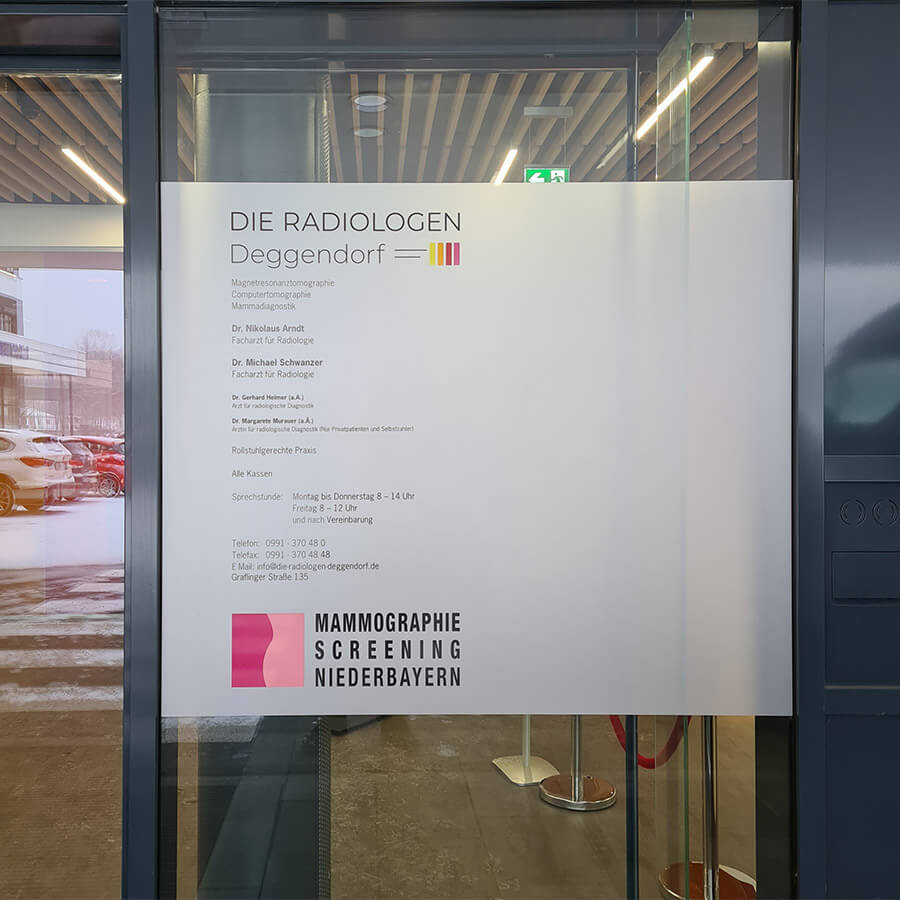 Glasdekor, Milchglasfolie, bedruckt mit Logo und Infos