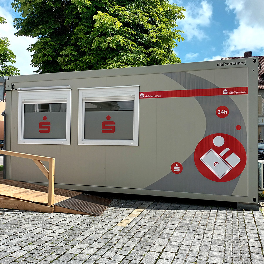 Fassadenbeschriftung auf einem Container. Milchglasfolie in den Fenstern