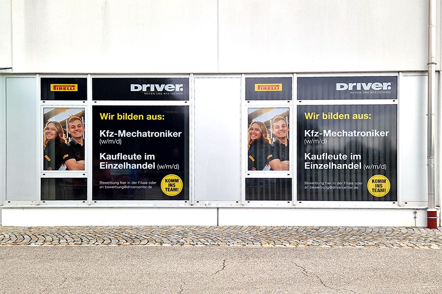 Fensterverklebung mit Digitaldruck und Plott-Buchstaben