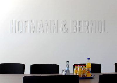 Gefräste Buchstaben im Innenraum