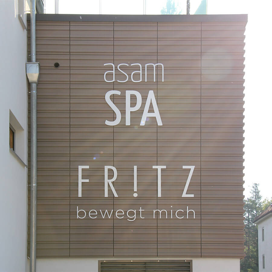 Fräsbuchstaben an einer Hotelfassade in Straubing