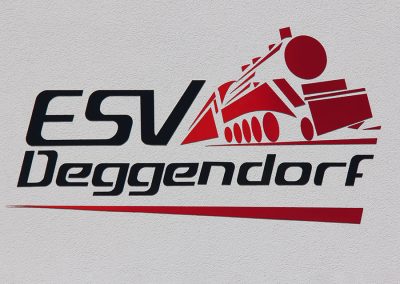 Gefräste Buchstaben und Signet