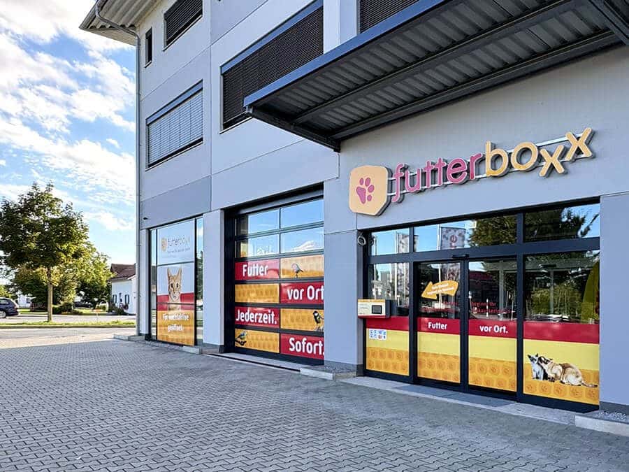 Außenwerbung für die Futterboxx in Fischerdorf
