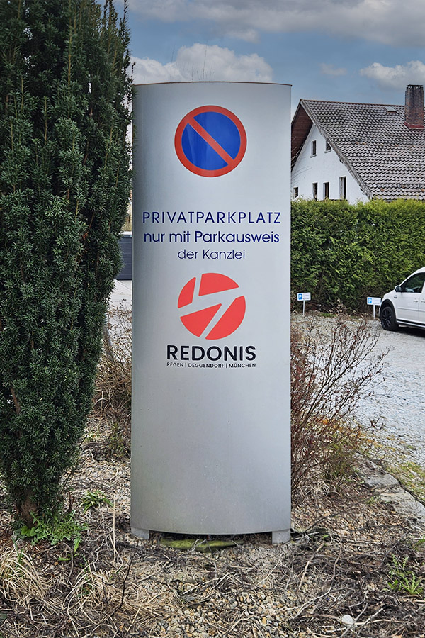 Pylon an einem Parkplatz