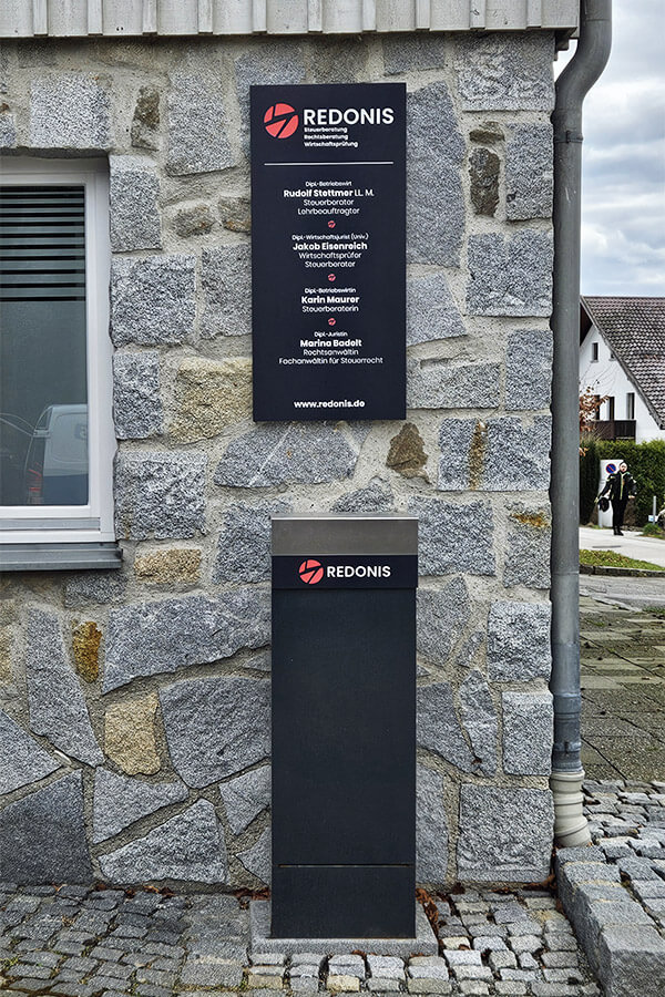 Firmenschild mit Wegweiser und passende Briefkasten Beschriftung