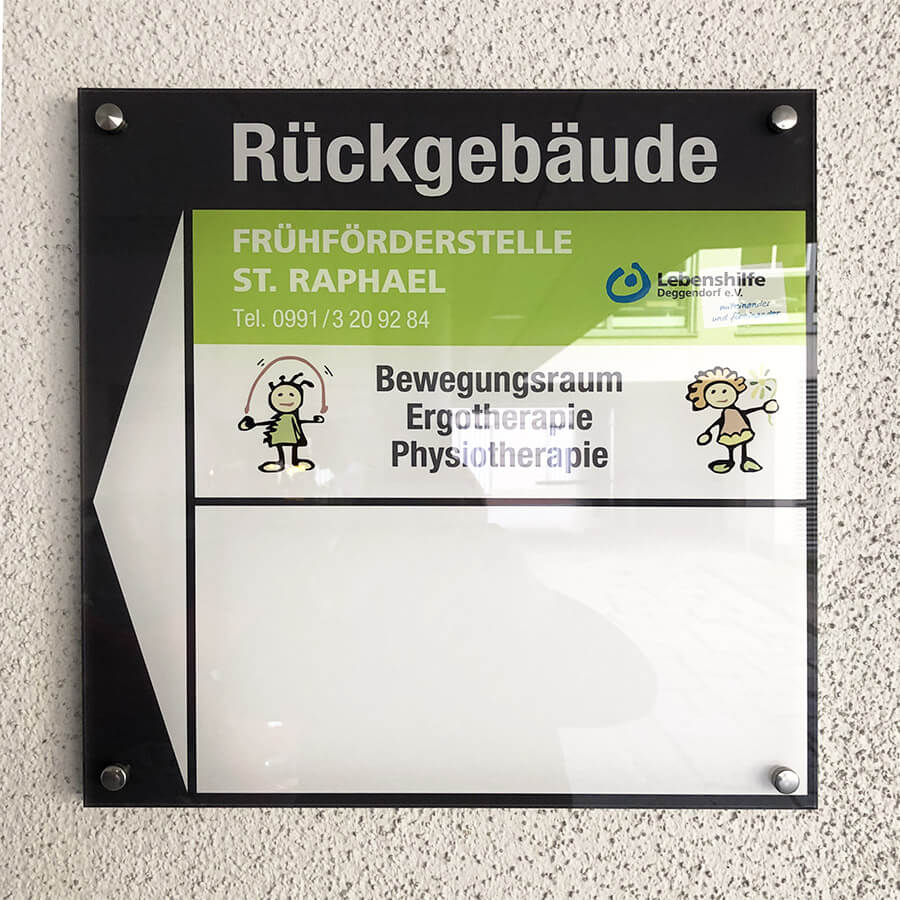 Wegweiser und Etagenbeschilderung