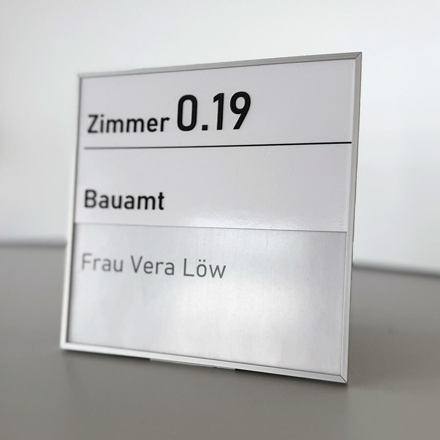 Klassisches Türschild bei SIGNUS Werbetechnik