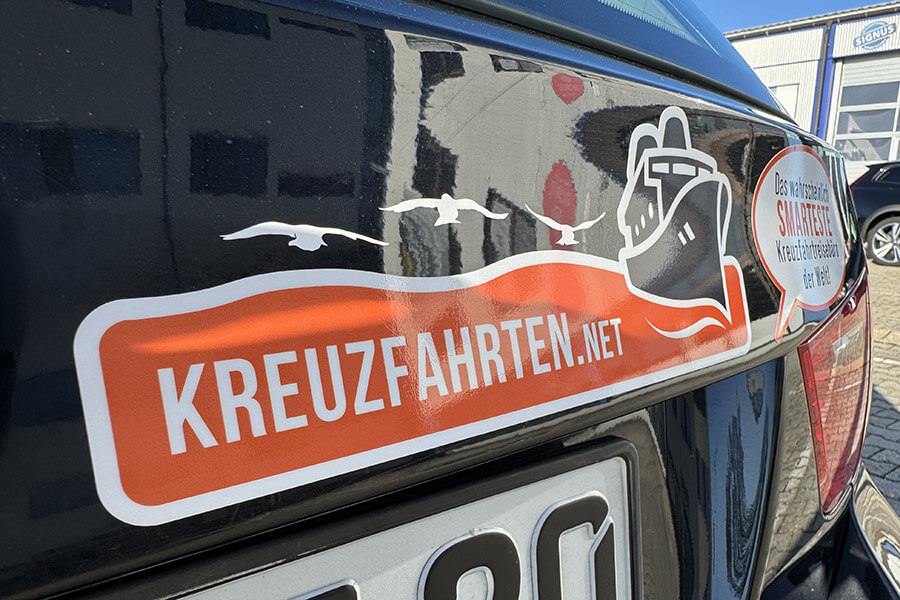 Aufkleber auf dem Heck des Fahrzeugs