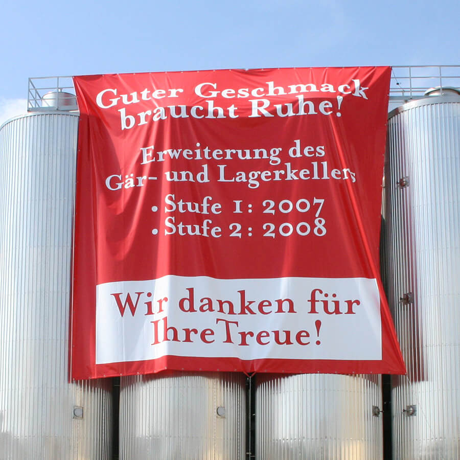 Große Plane als Werbefläche für eine Veranstaltung