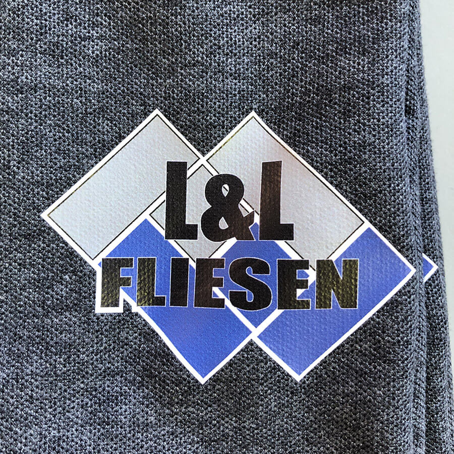 Detail: Thermotransferdruck auf Polo-Shirt
