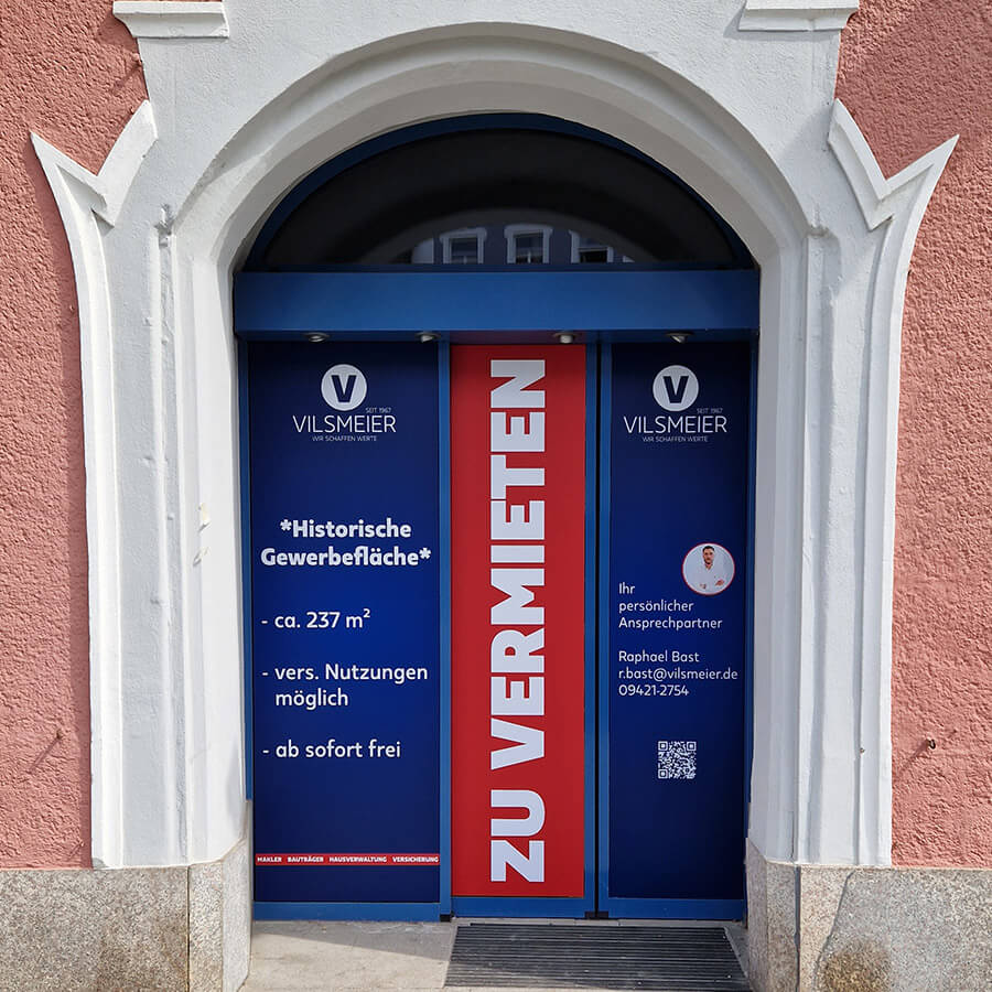Glasbeschriftung an einer Glasschiebetür auf dem Straubinger Stadtplatz Glasbeschriftung an einer Glasschiebetür auf dem Straubinger Stadtplatz