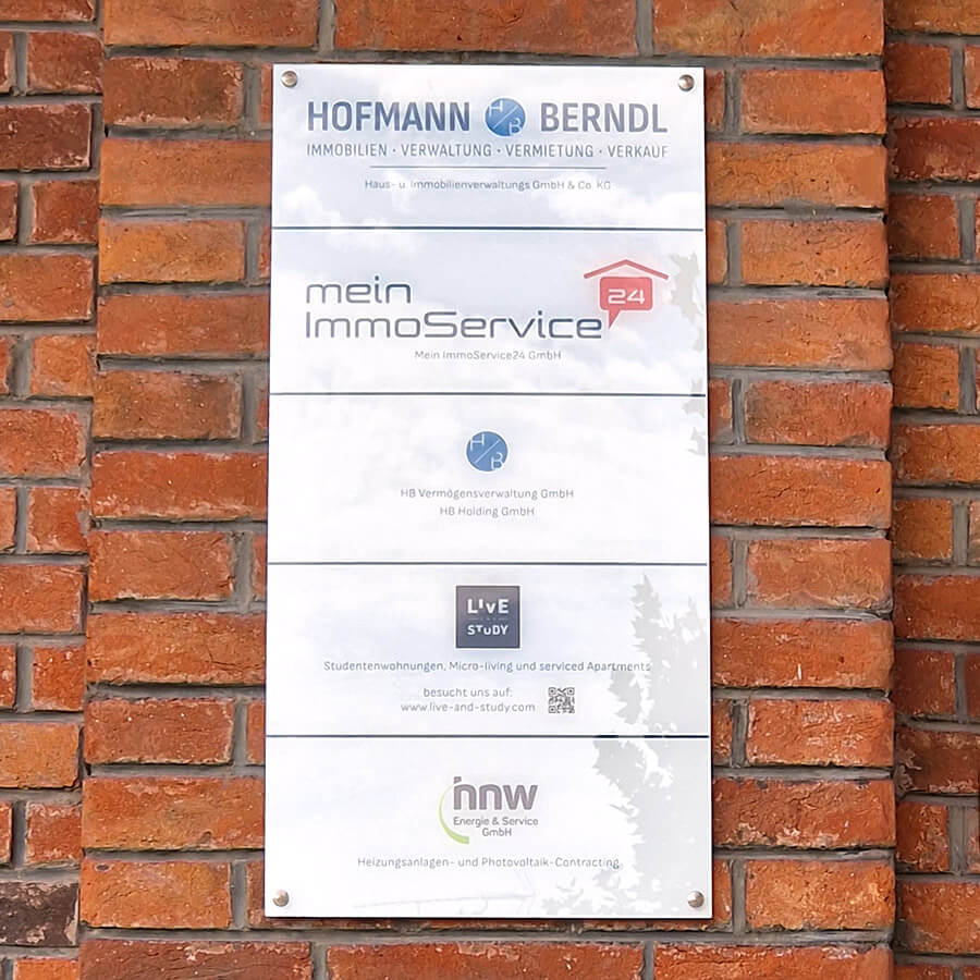 Acrylglastagel montiert mit Abstandshaltern