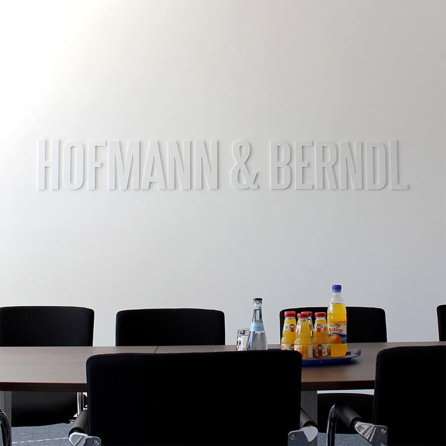 Fräsbuchstaben aus PVC im Innenbereich Fräsbuchstaben aus PVC im Innenbereich