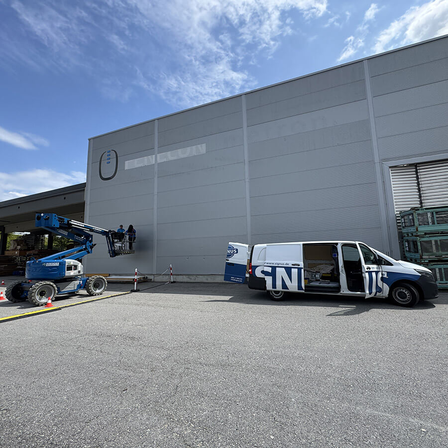 Montage von Fräsbuchstaben mit einer Schablone Montage von Fräsbuchstaben mit einer Schablone