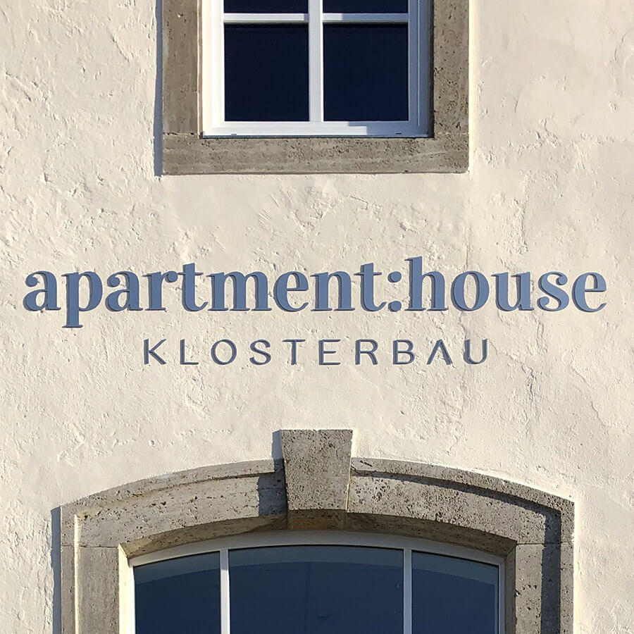 Fräsbuchstaben an einer Fassade in Regensburg Fräsbuchstaben an einer Fassade in Regensburg