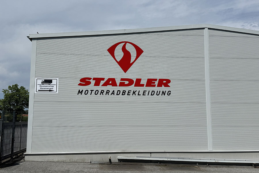 Fassadenbuchstaben für Stadler bei Passau
