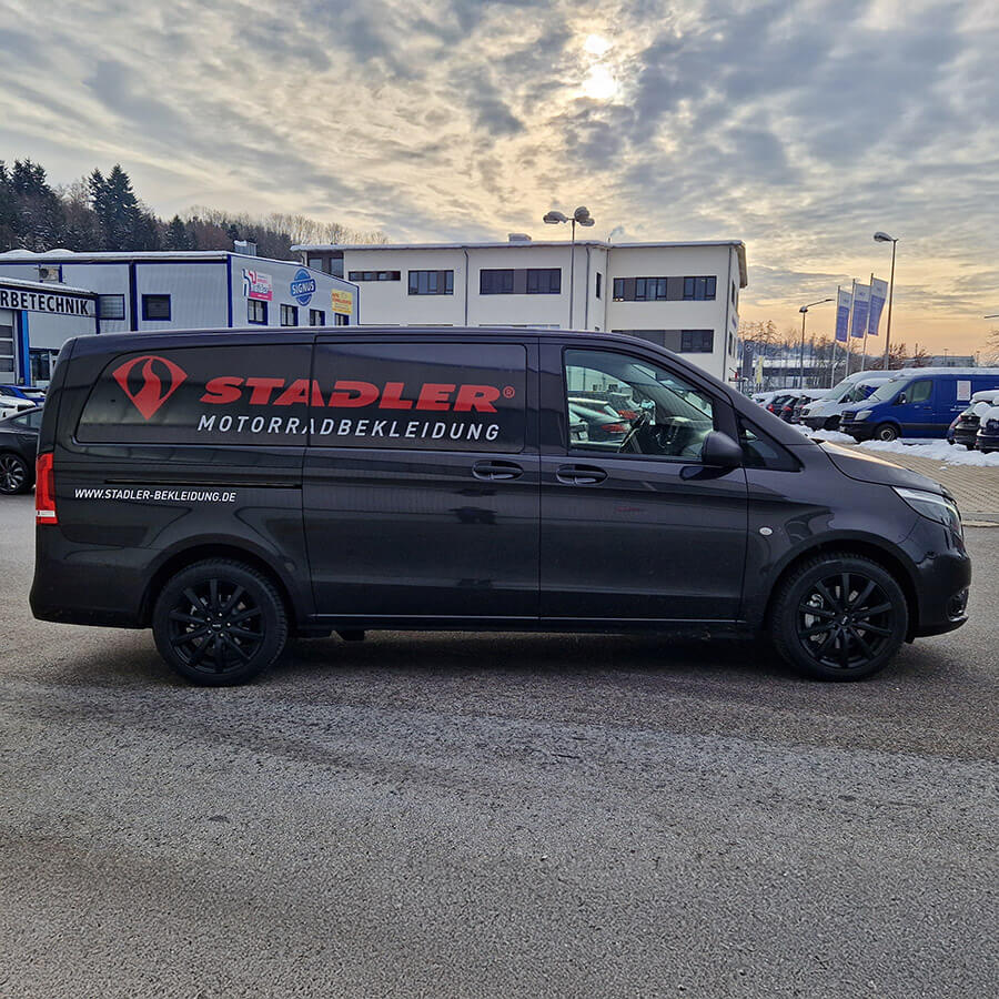 Seite Sprinter mit Fahrzeugbeschriftung