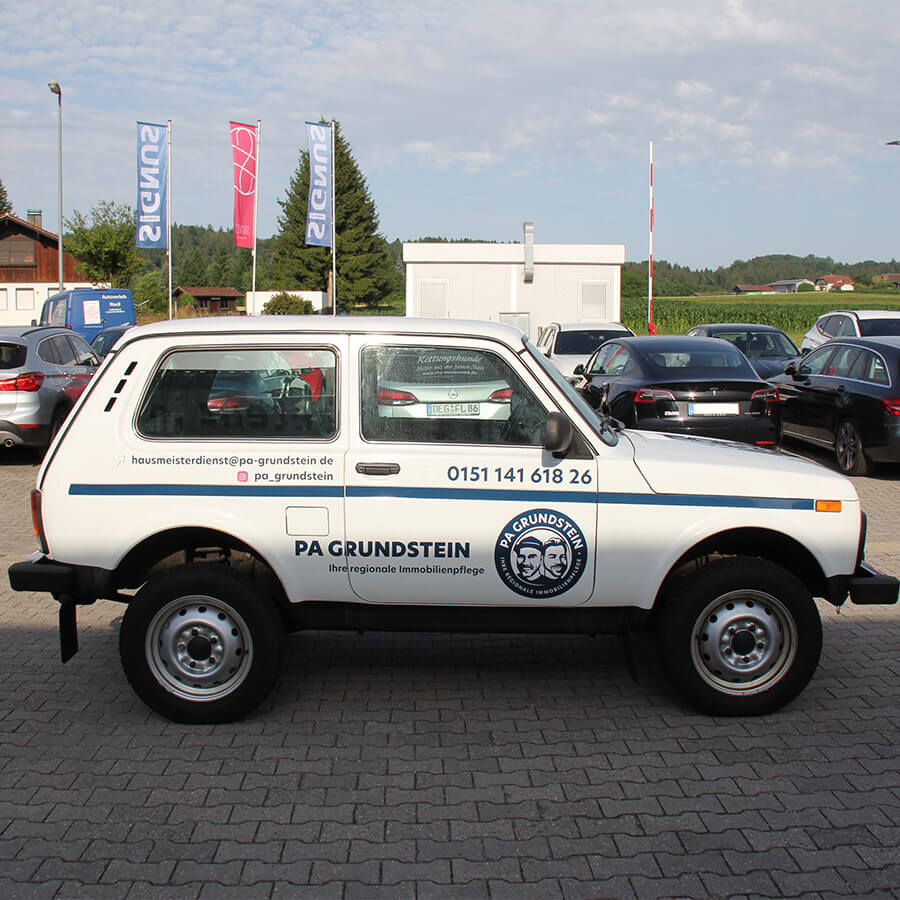 Beschriftetes Fahrzeug