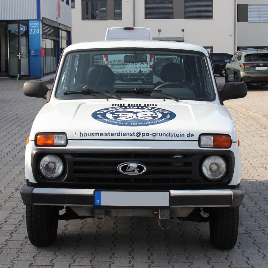 Lada eines Passauer Unternehmens mit Digitaldruck vorne
