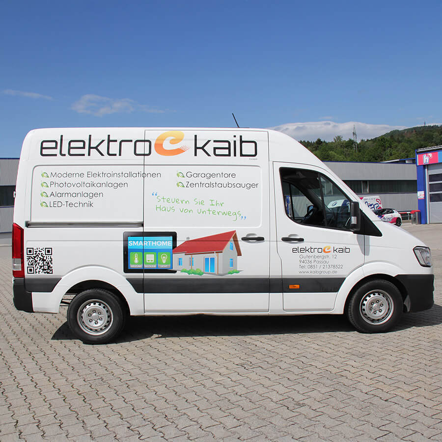 Plottbuchstaben und Digitaldruck auf Fahrzeug