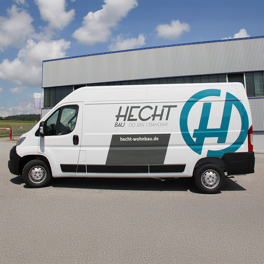 Seite beschrifteter Transporter bei SIGNUS Werbetechnik