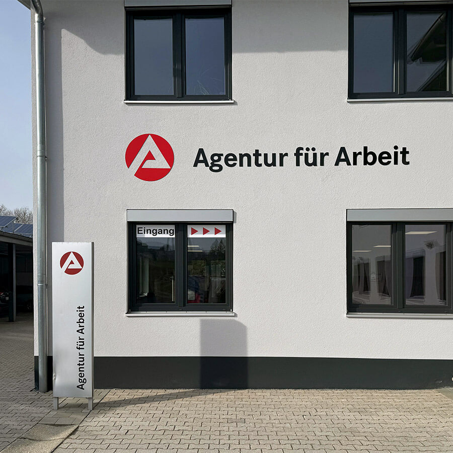 Werbetechnik in Regen: Fräsbuchstaben und Fräsform für das Arbeitsamt