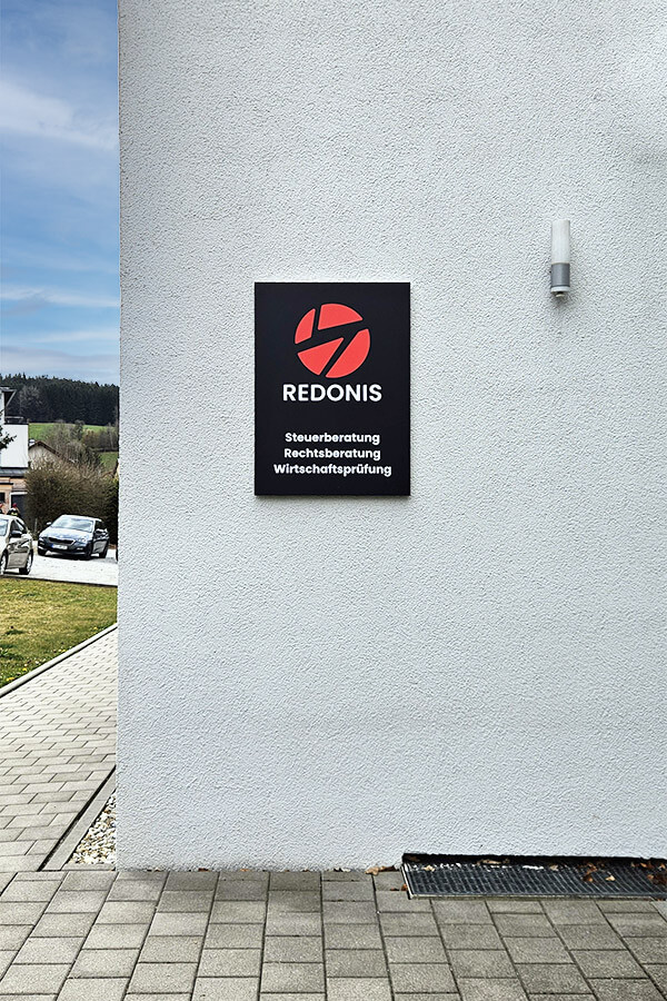 Fassadenschild in Regen