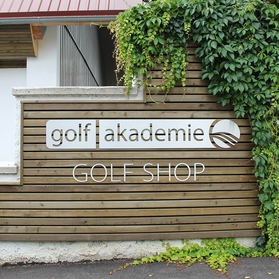 Fräsbuchstaben am Golfplatz Bad Abbach bei Regensburg