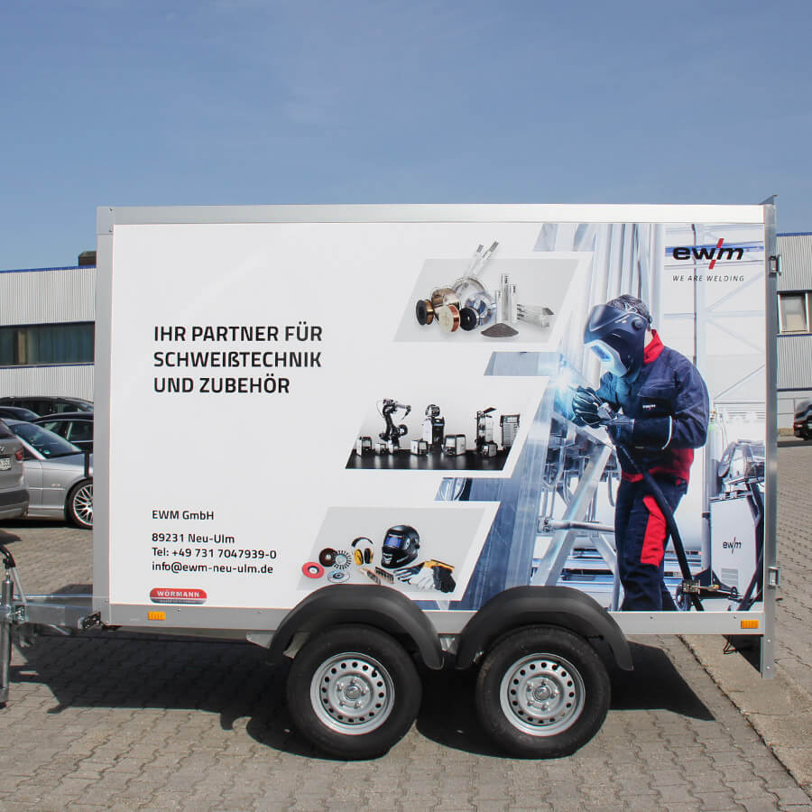 Werbetechnik Digitaldruckaufkleber auf einem Anhänger Werbetechnik Digitaldruckaufkleber auf einem Anhänger