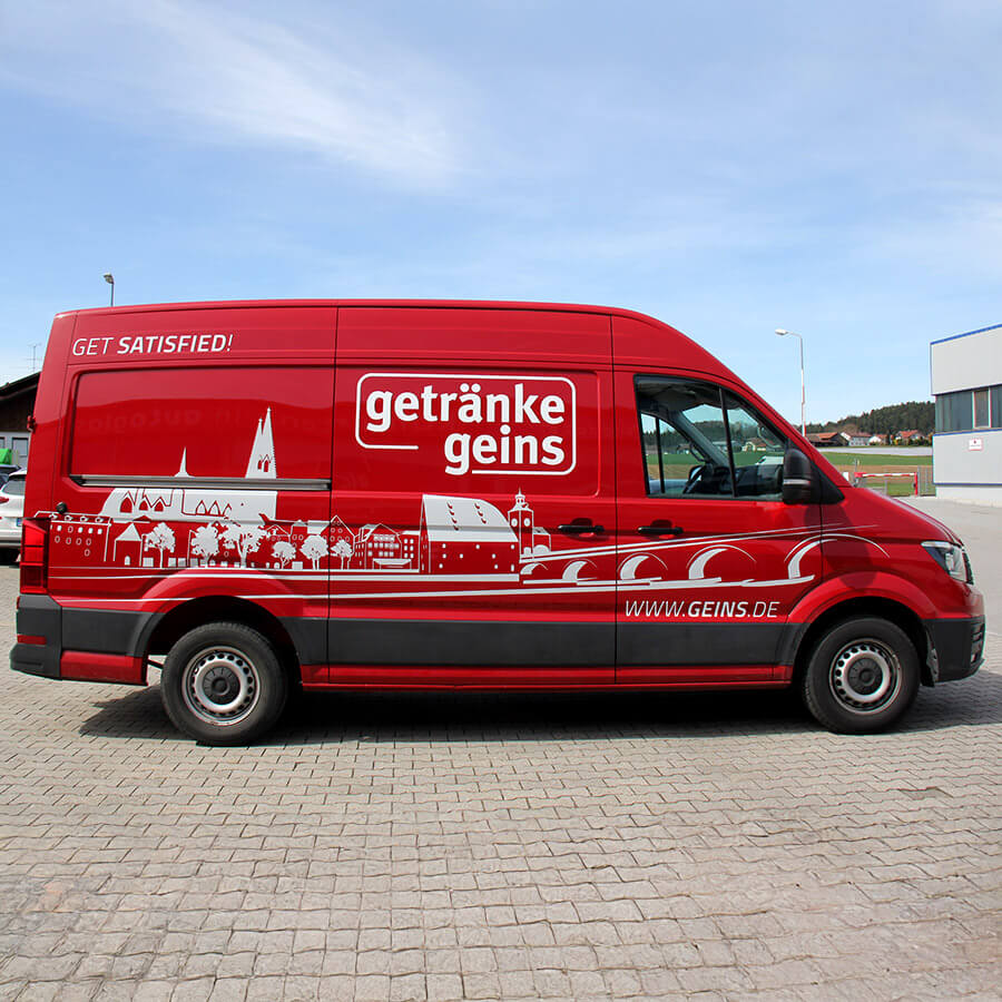 Transporter aus Regensburg mit Fahrzeugbeschriftung Transporter aus Regensburg mit Fahrzeugbeschriftung